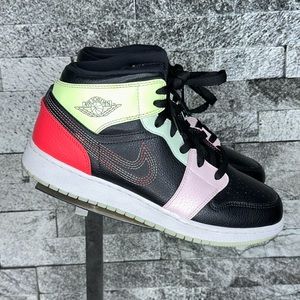 Jordan 1 Mid Glow-In-The-Dark (GS) - 7Y/WMS8.5